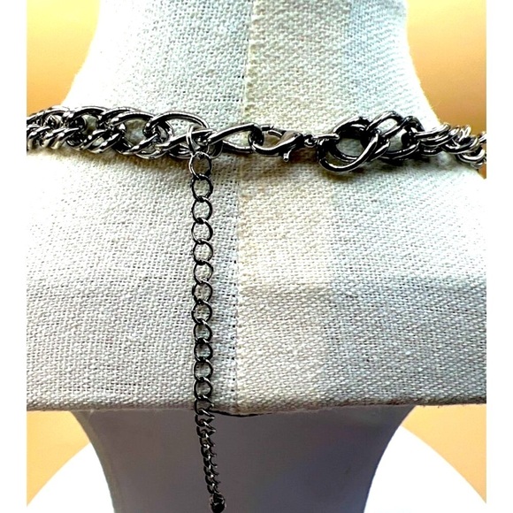 Vintage Silver-Tone Chain Necklace With Chevron Pendant And Green Acrylic Gemsto - Picture 10 of 11